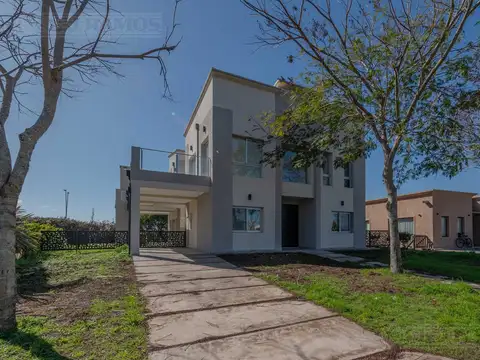 Casa en Venta con 2 cocheras