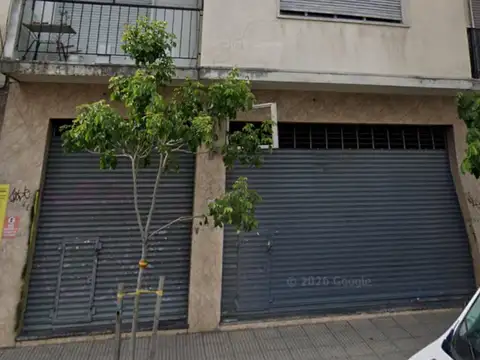 Local comercial con persiana doble entrada