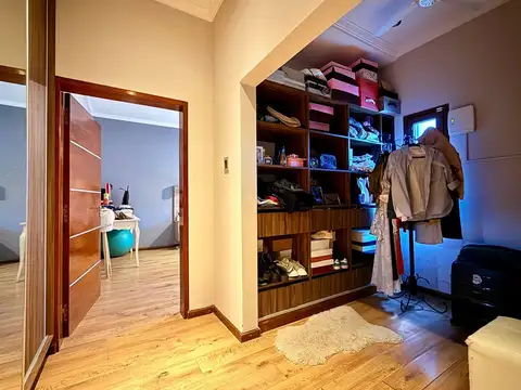 Casa 6 ambientes con 2 baños
