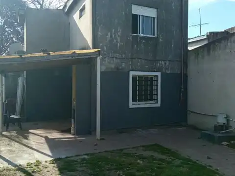 Duplex un dormitorio, entrada de auto y amplio espacio libre