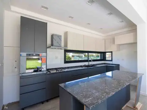 Casa 5 ambientes con 3 baños