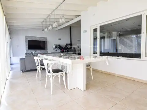 Casa en Venta con 4 cocheras