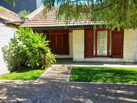 VENTA CASA 4 AMBIENTES CON JARDÍN
