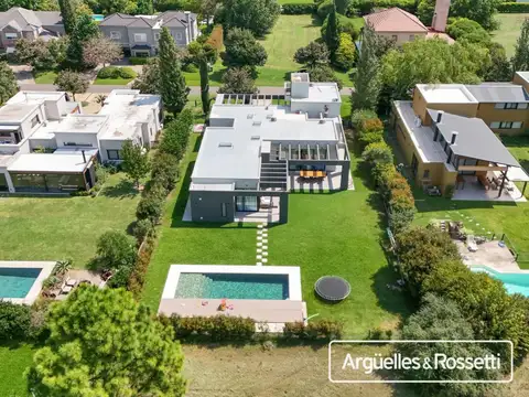Venta Casa 4 Dormitorios Kentucky Club de Campo