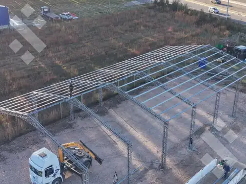 Base Industrial en VENTA sobre Ruta 22 | 1.070 m² Cubiertos + 1 Ha de Terreno | Limite  Fdez Oro y Cipolletti