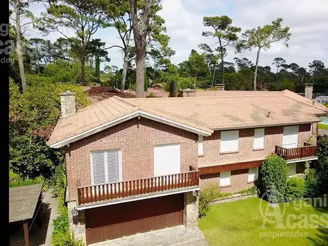 Casa en Alquiler con 2 cocheras