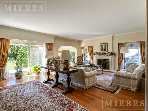 Casa 8 ambientes con 3 baños