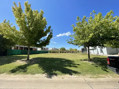 Venta lote 25 x 32 Puertos del Lago Barrio Acacias
