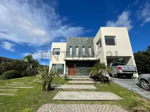Alquiler Casa moderna desarrollada en dos plantas, ubicada en Barrio Santa Rita, San Vicente.