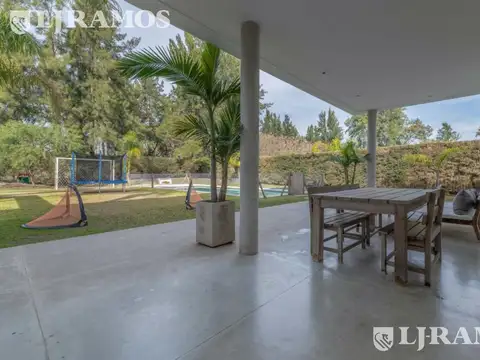 Casa 7 ambientes con 2 baños