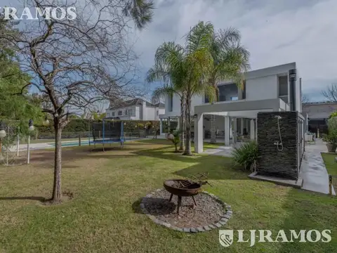 Casa en Venta con 2 cocheras
