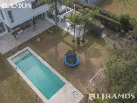 Casa en Venta con 2 cocheras