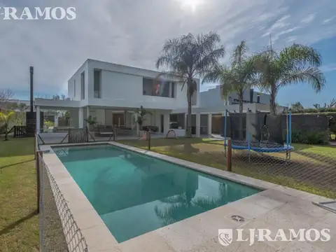 Casa 7 ambientes con 2 baños