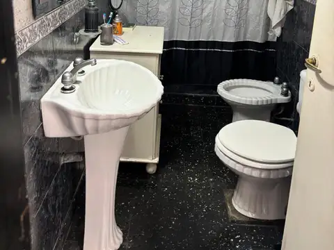 Casa en venta en Villa Devoto LOTE 8.66x60 CON COCHERA FONDO Y TERRAZA- 4 AMBIENTES Y DOS AMBIENTES ADELANTE