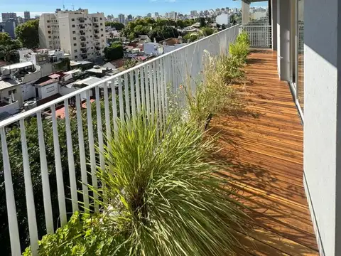 Depto. 2 amb amplios al frente. Excelente balcón. Dorm. en suite c/vestidor. Imperdible 