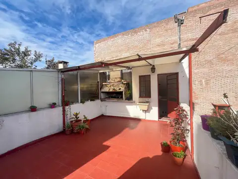 CASA DE DOS PLANTAS Y 3 DORMITORIOS  VENTA TERRAZA CON PARRILLERO ECHESORTU ROSARIO