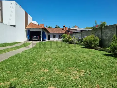 Casa de 1 dormitorio y parque amplio en City Bell