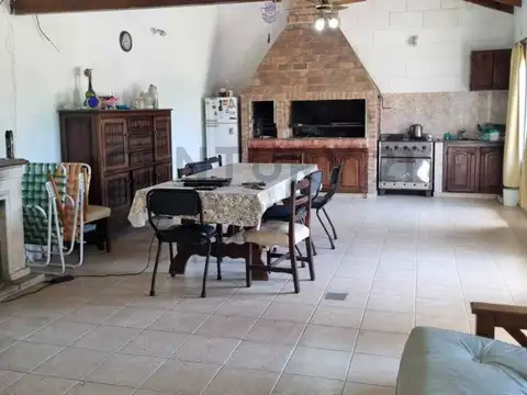 Casa de 1 dormitorio y parque amplio en City Bell