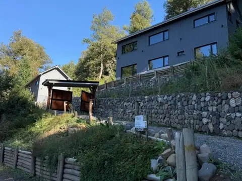 FINA PATAGONIA. Casa en venta de 3 dormitorios c/ cochera en San Martin de los Andes