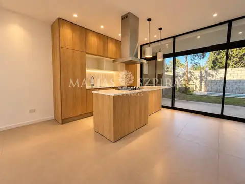 Casa en condominio cerrado 3 y 4 ambientes con jardin y cochera