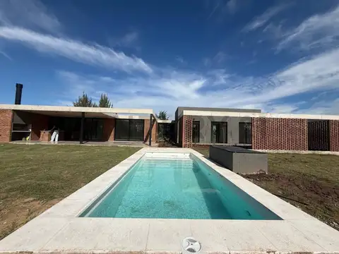VENTA DE CASA 5 AMBIENTES EN LUJAN, SANTA INÉS