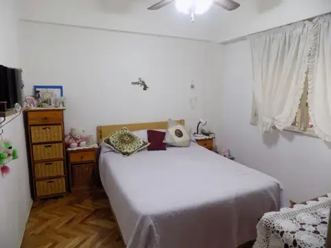 Av Caseros 1500, Piso 1