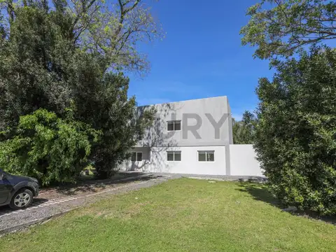 Casa en Venta con 2 cocheras