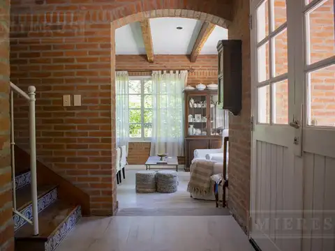 Casa en Venta con 2 cocheras