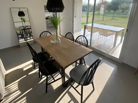 Casa 4 ambientes con 2 baños