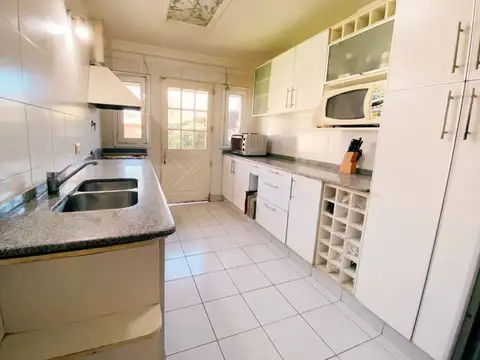 Casa 5 ambientes con 3 baños