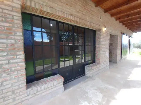 Casa de dos dormitorios, dos cocheras y ampkio jardín en El Paraíso, Ramallo