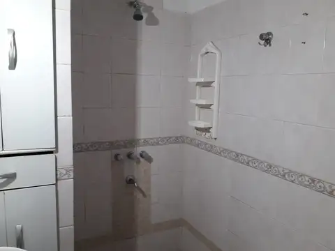 MORÓN SUR - CASA DE 3 AMBIENTES CON COCHERA/JARDIN-M/BUEN ESTADO-PERMUTA POR MENOR VALOR