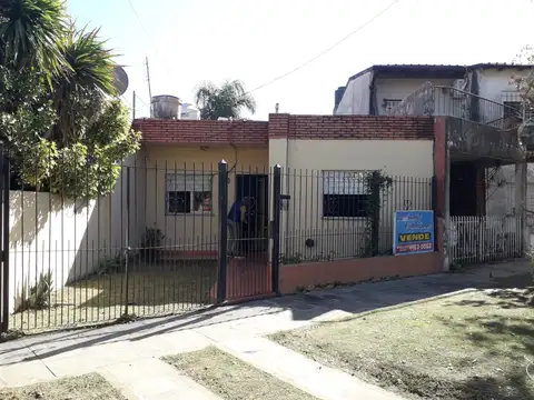 MORÓN SUR - CASA DE 3 AMBIENTES CON COCHERA/JARDIN-M/BUEN ESTADO-PERMUTA POR MENOR VALOR