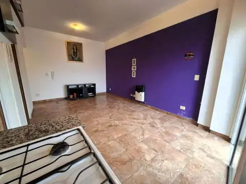 ALQUILER 2 AMBIENTES POR ESCALERA CON BALCON