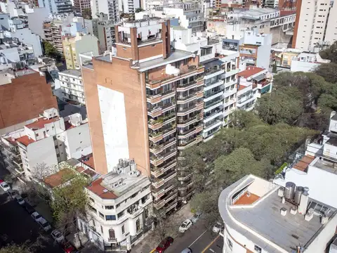 Piso de lujo con quincho, terraza y 2 cocheras sobre Av. Pedro Goyena