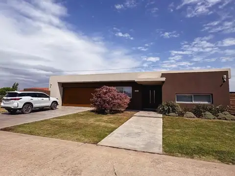 CASA DE CATEGORÍA EN VILLAGE DEL BRIGADIER – ENTORNO NATURAL Y PERFIL EXCLUSIVO