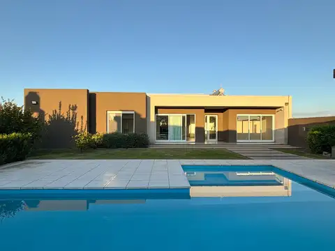 Casa 8 ambientes con 3 baños