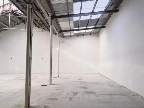 ALQUILER – AMPLIO GALPON/DEPOSITO – 370 M2 CUBIERTOS