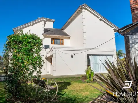 Casa 8 ambientes con 2 baños