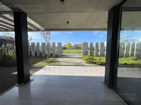 Casa 7 ambientes con 4 baños