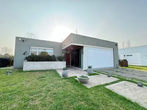VENTA: Casa de 2 dormitorios, galería con parrillero y pileta en La Rinconada, Ibarlucea.