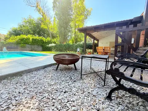 Casa en Alquiler con 4 cocheras