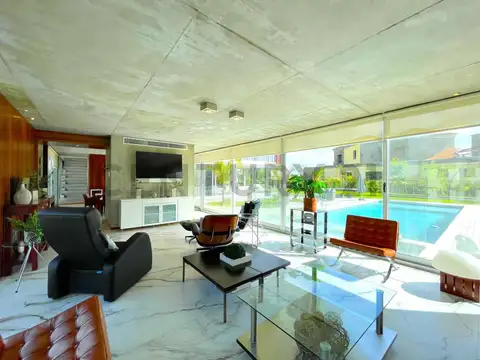 Casa 8 ambientes con 4 baños