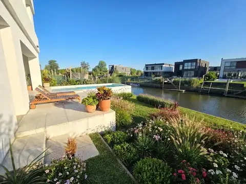 Casa con amarra propia Barrio El Canal