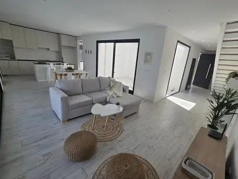 Casa 5 ambientes con 4 baños