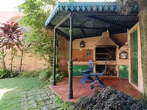 Casa 8 ambientes con 4 baños