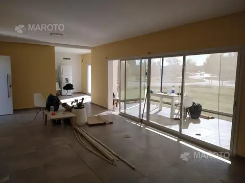 Casa 4 ambientes con 2 baños