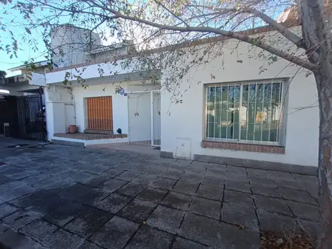 Casa 5 ambientes con 1 baño