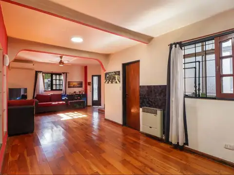 VENTA CASA 3 AMBIENTES CON COCHERA EN MONTE CASTRO