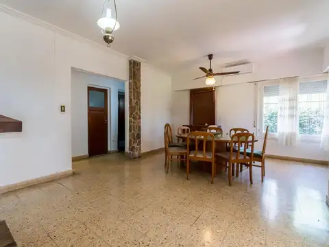 Casa 6 ambientes con 2 baños